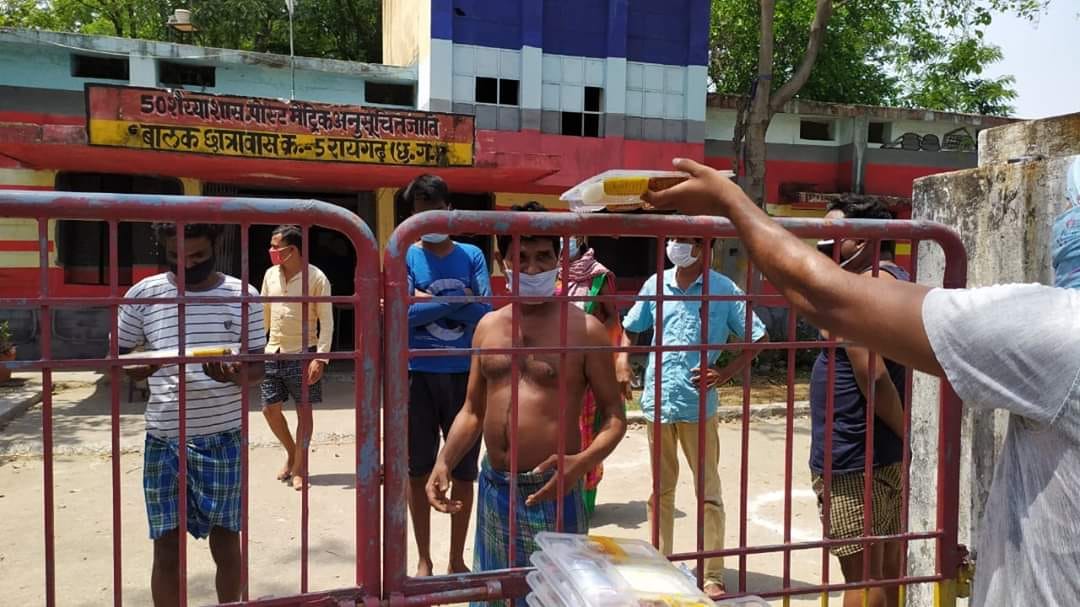 Raigarh men khana khilati ipta