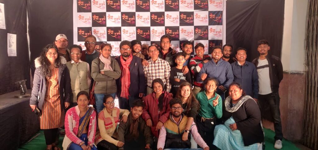 इप्टा रायगढ़ का सत्ताइसवाँ राष्ट्रीय नाट्य समारोह : तृतीय किश्त 17 Natyotsav men group02 1