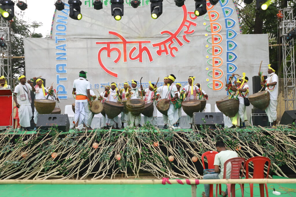 डाल्टनगंज में पंद्रहवाँ राष्ट्रीय सम्मेलन सम्पन्न : पहला दिन : कला का हाथ से रिश्ता ज़रूरी : प्रसन्ना 16 1st day drums