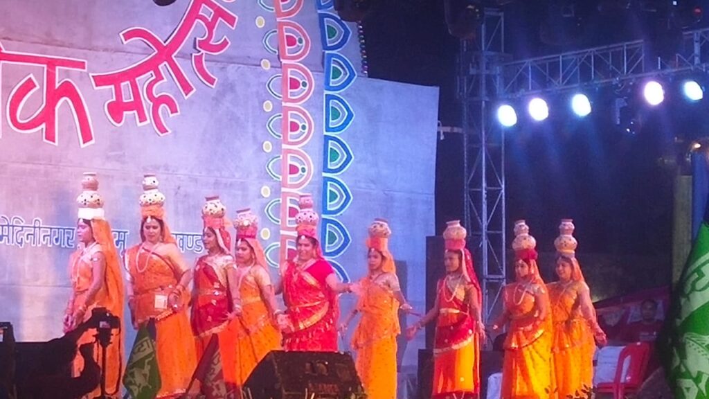 डाल्टनगंज में पंद्रहवाँ राष्ट्रीय सम्मेलन सम्पन्न : पहला दिन : कला का हाथ से रिश्ता ज़रूरी : प्रसन्ना 18 1st day loknritya Bihar