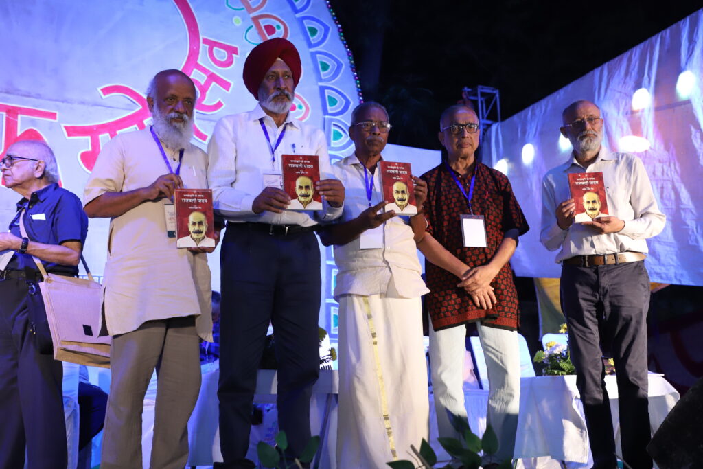 डाल्टनगंज में पंद्रहवाँ राष्ट्रीय सम्मेलन सम्पन्न : पहला दिन : कला का हाथ से रिश्ता ज़रूरी : प्रसन्ना 15 Pustak vimochan03