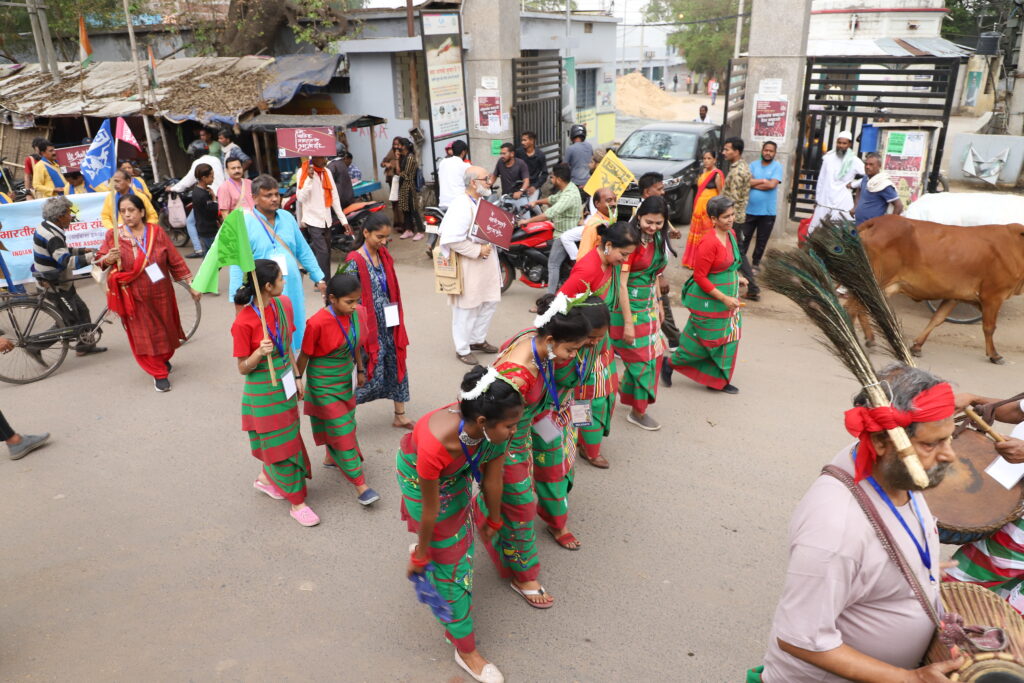 डाल्टनगंज में पंद्रहवाँ राष्ट्रीय सम्मेलन सम्पन्न : पहला दिन : कला का हाथ से रिश्ता ज़रूरी : प्रसन्ना 10 Rally15