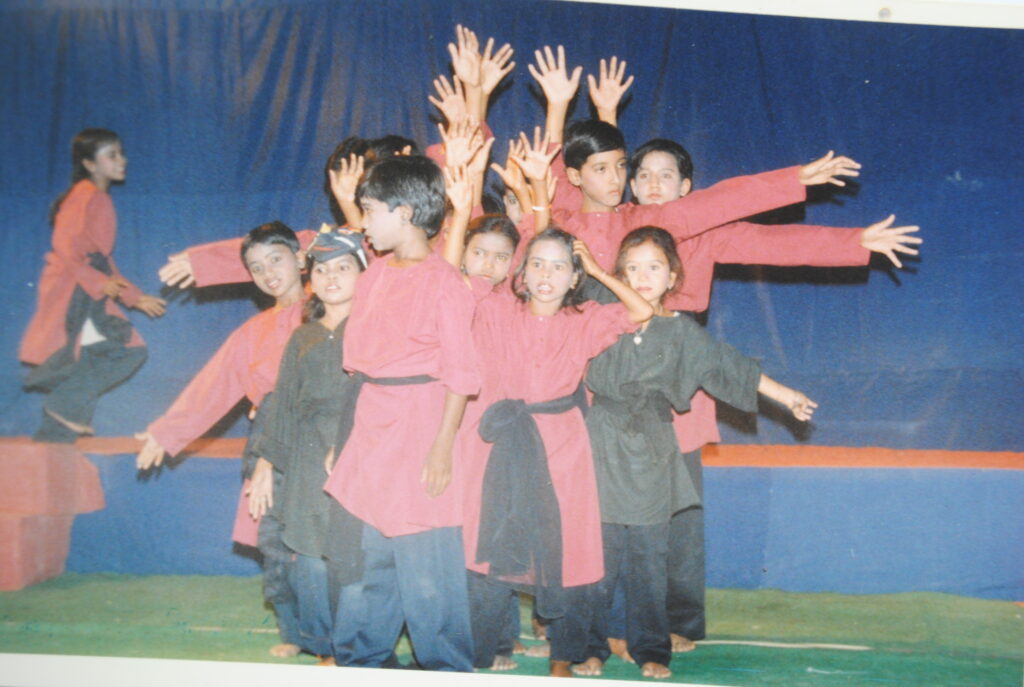 बच्चों की गतिविधियाँ और इप्टा रायगढ़ 15 55 ath musku bhav chil.workshop 2002