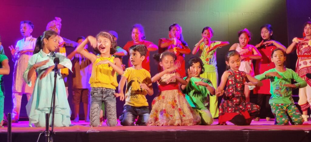बच्चों की गतिविधियाँ और इप्टा रायगढ़ 50 Natak Ham sab ek hain01