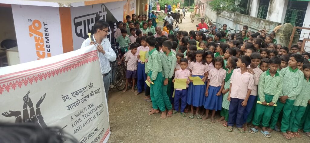 झारखंड के गढ़वा में एकदिनी सांस्कृतिक पदयात्रा : हम भारत से नफरत का हर दाग मिटाने आए हैं ! 5 WhatsApp Image 2023 10 05 at 18.41.22