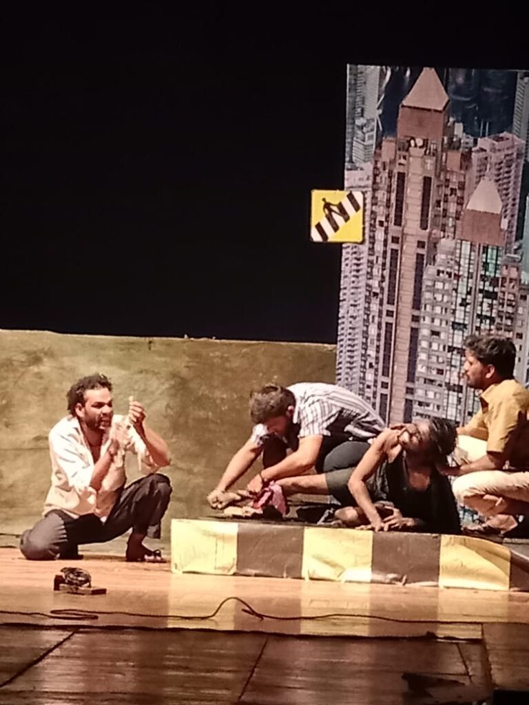 सफाईकर्मियों की ह्रदय विदारक गाथा : नाटक 'अंधे जहाँ के रास्ते' 6 WhatsApp Image 2023 12 07 at 20.02.01 1