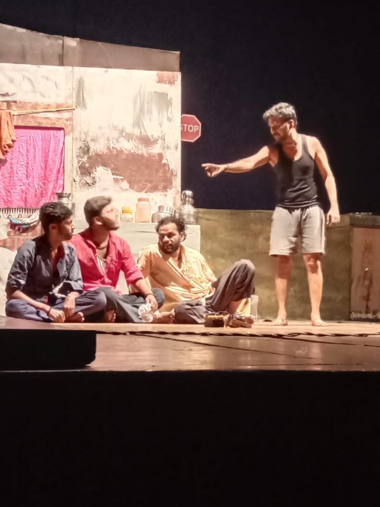 सफाईकर्मियों की ह्रदय विदारक गाथा : नाटक 'अंधे जहाँ के रास्ते' 8 WhatsApp Image 2023 12 07 at 20.02.02