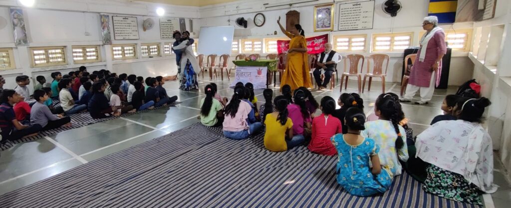 गुजरात में श्रम, ज्ञान और प्रेम का रिश्ता मज़बूत करना ज़रूरी 6 Navsari Show among Deaf and dumb children 2048x833 1