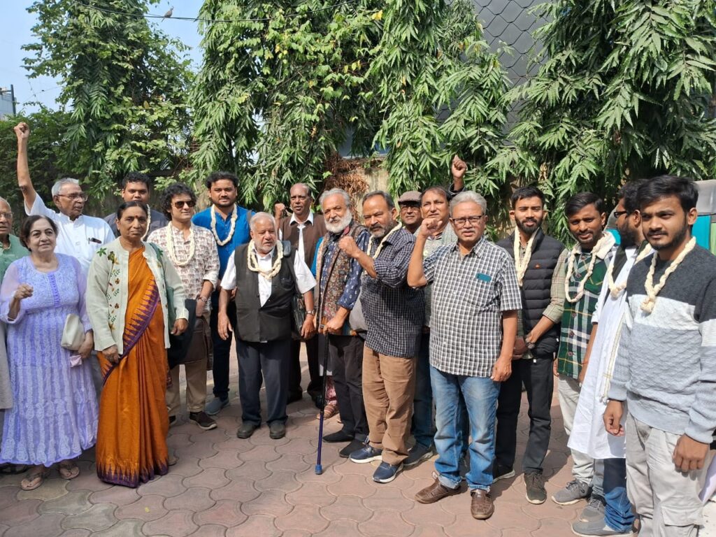 गुजरात में श्रम, ज्ञान और प्रेम का रिश्ता मज़बूत करना ज़रूरी 11 Surat 1
