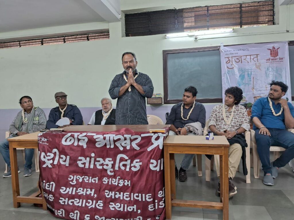 गुजरात में श्रम, ज्ञान और प्रेम का रिश्ता मज़बूत करना ज़रूरी 2 photo 6106988452173168157 y