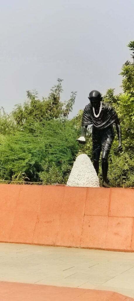 गुजरात में श्रम, ज्ञान और प्रेम का रिश्ता मज़बूत करना ज़रूरी 8 photo 6109362211878189454 y