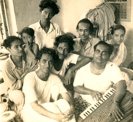 असम इप्टा के राज्य सम्मेलन की यादें : हेमांगो बिस्वास 5 Hemango with Debabrata Biswas Omar Sheikh Niranjan Sen and others. Pic courtesy Hemango Biswass family.tif