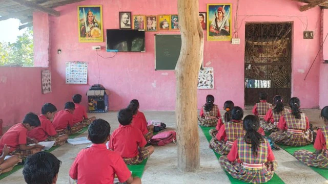 गोंडी, पिज़्ज़ा और शिक्षा : प्रमोद मुनघाटे 1 Gondi school.01webp