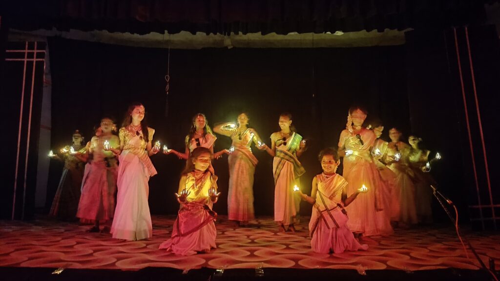 नाम पहचान देता है, पहचान नहीं बनाता फिर भी नाम सलीके का होना चाहिए : अपर्णा 2 ०४