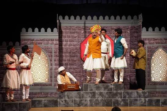 विचारों का नाटक : शिवाजी अंडरग्राउंड इन भीमनगर मोहल्ला 8 ०३